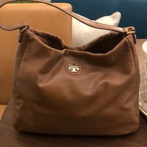 Tory Burch large hobo excellent condition.